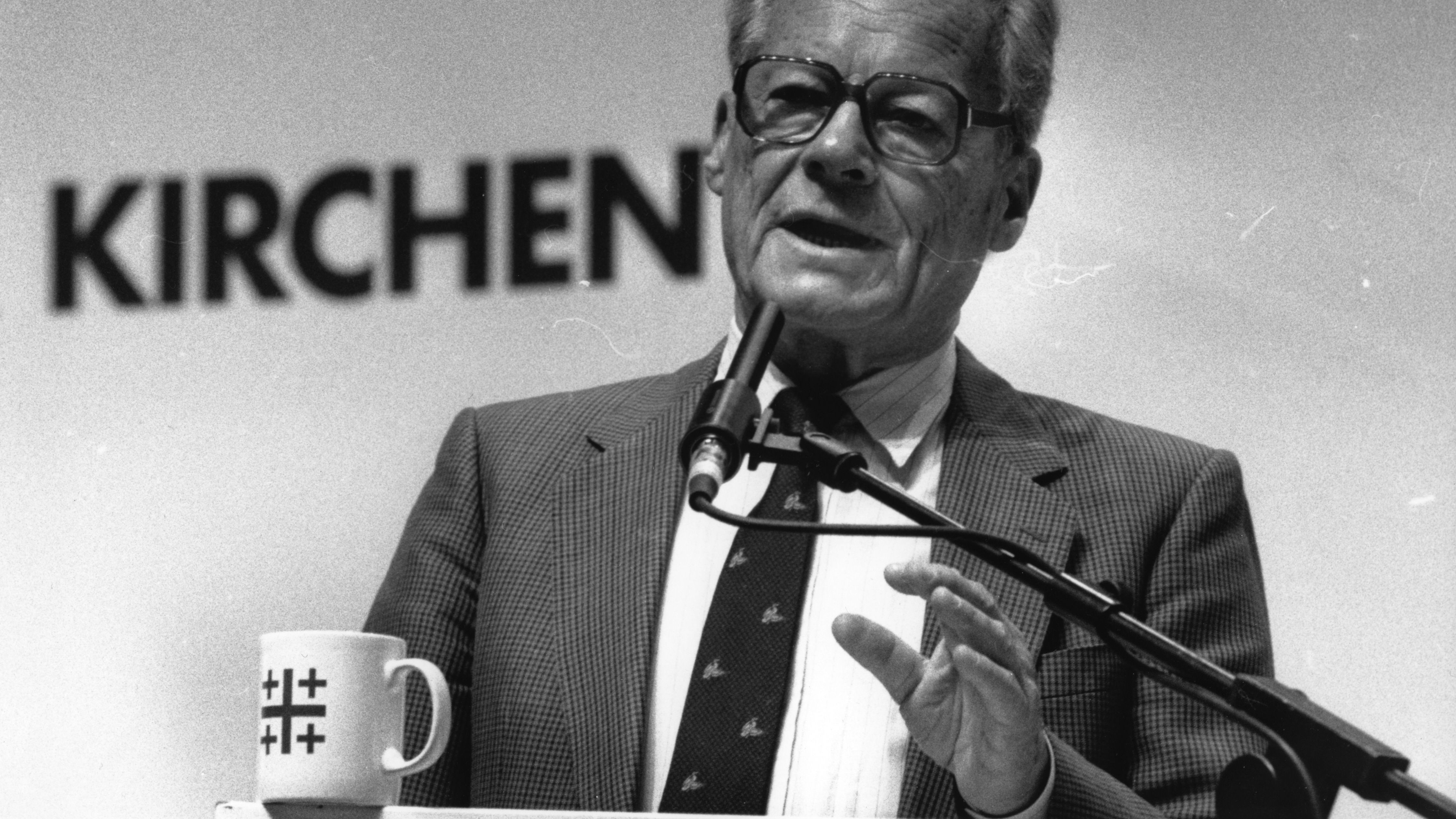 <strong>Brandt tritt zurück</strong><br>Auch in Deutschland rumorte es: Willy Brandt trat aufgrund der Spionageaffäre um seinen persönlichen Referenten&nbsp;Günter Guillaume zurück. Helmut Schmidt wurde sein Nachfolger. Immerhin: In all dem Trubel feierte die Bundesrepublik ihren 25. Geburtstag.
