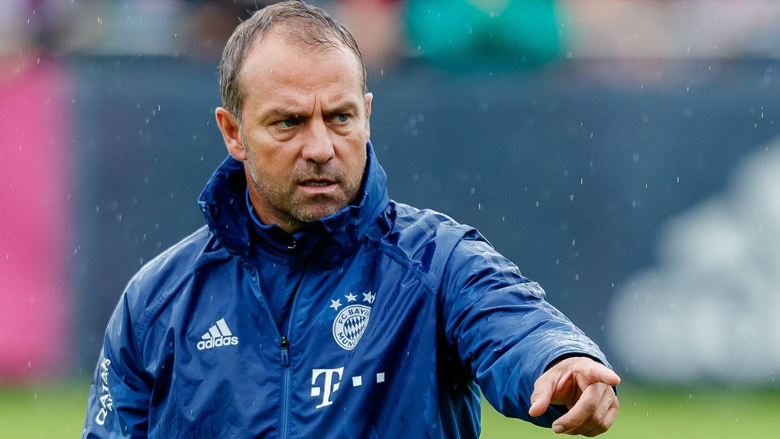 
                <strong>Hansi Flick </strong><br>
                Der ehemalige Assistent von Bundestrainer Jogi Löw arbeitet seit Sommer 2019 als Co-Trainer an der Seite von Niko Kovac für die Bayern. Während seiner Spieler-Karriere streifte der 54-Jährige zwischen 1985 und 1990 das Bayern-Trikot über.
              