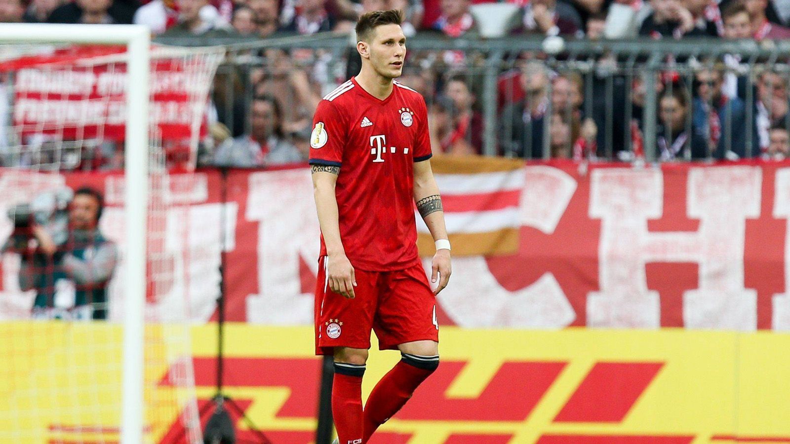 
                <strong>Niklas Süle </strong><br>
                Konnte in der 13. Minute nach dem Horror-Fehlpass von Thiago den durchgelaufenen Andrich nur noch per Foul stoppen. Sah für das Foul an Rot wegen Notbremse. Strittige, aber nicht regelwidrige Entscheidung nach Videobeweis. ran-Note: 5
              