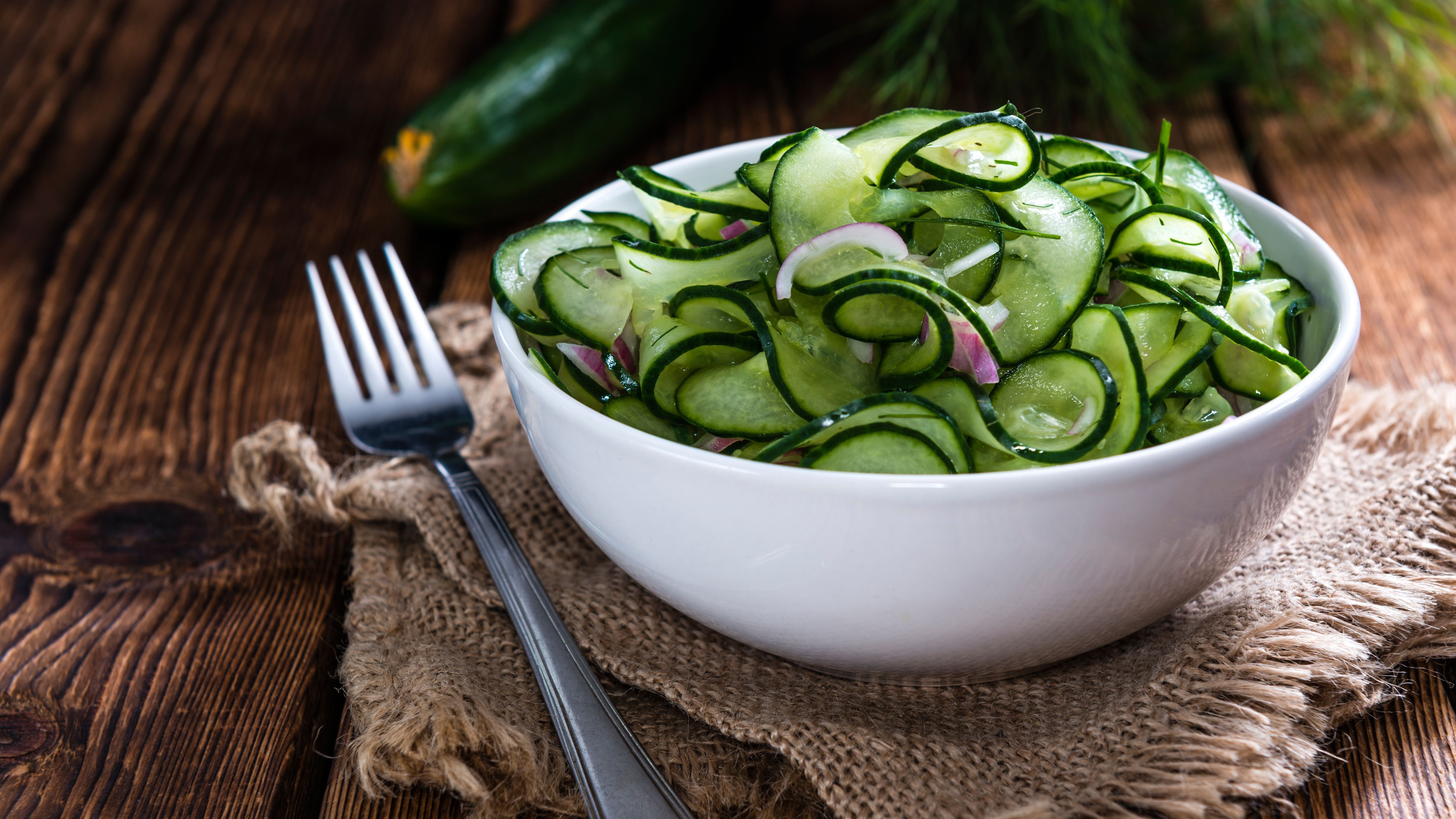 Hier zeigen wir dir, wie du einen leckeren Gurkensalat mit Essig-Öl-Dressing zubereitest.