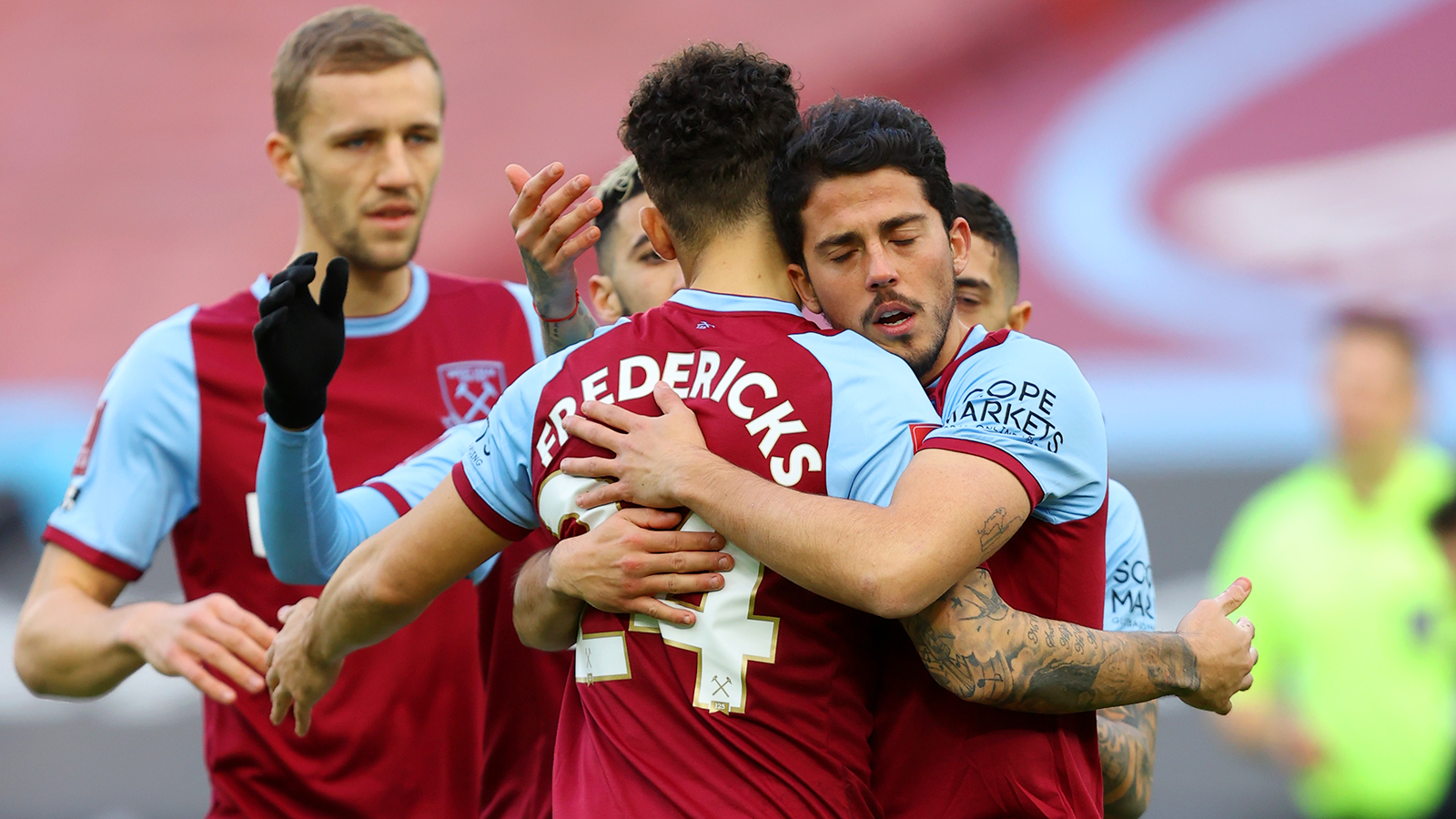 
                <strong>West Ham United (Platz 4 in der Premier League)</strong><br>
                Gleiches gilt für West Ham United. "The Hammers" sind aktuell mit Platz vier in der Premier League für die Champions League qualifiziert. Spüren aber auch den Atem der Verfolger im Nacken.
              