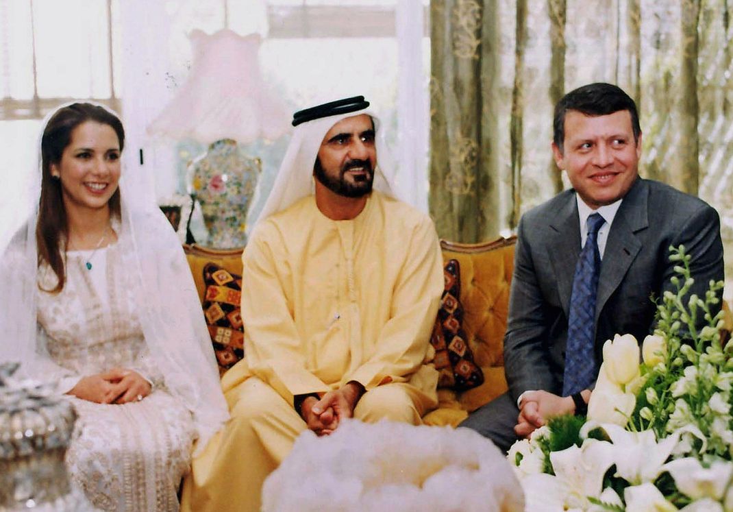 Prinzessin Haya von Jordanien und Scheich Mohammed bin Raschid al-Maktum bei ihrer intimen Hochzeit im Haus von König Abdullah II. (ganz rechts).