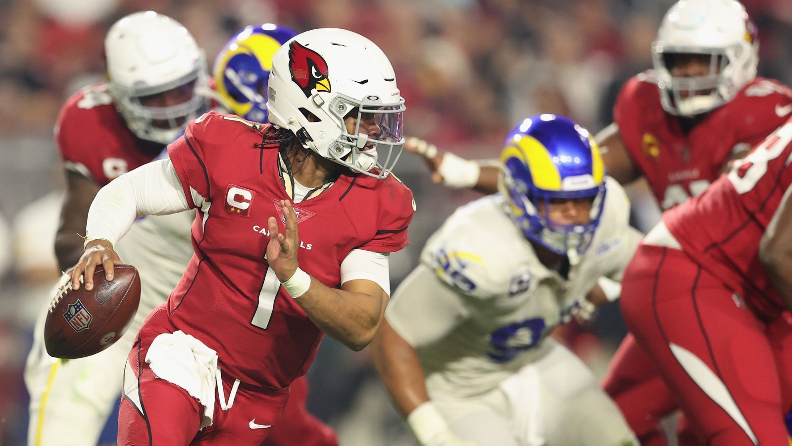 
                <strong>Arizona Cardinals at Los Angeles Rams - Dienstag ab 2:00 Uhr auf ProSieben </strong><br>
                Auch das Duell der NFC-West-Rivalen verspricht eine enge Begegnung. Das zeigten schon die beiden Spiele in der Regular Season, beide Mannschaften sicherten sich jeweils einen Sieg. Für die Cardinals gilt es, wieder in die Form des Septembers und Oktobers zu finden. Zum Ende der Saison schienen Kyler Murray und Co. etwas überspielt gewesen zu sein. Wenn der Quarterback, der sich in den letzten Wochen von einer Verletzung erholte, wieder bei 100 Prozent ist, könnten die Rams trotz ihres starken Pass-Rushes Probleme mit der Mobilität des Cardinals-Stars bekommen. In der Nacht von Montag auf Dienstag ab 2 Uhr live auf ProSieben und ran.de!
              