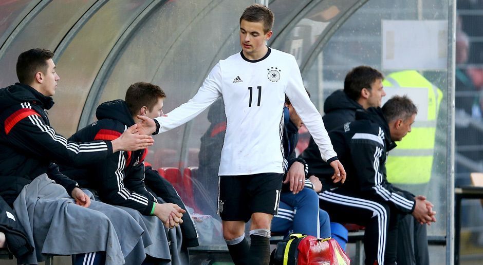 
                <strong>Mittelfeld: Jano Baxmann</strong><br>
                Mittelfeld: Jano BaxmannVerein: SV Werder BremenLänderspiele (U17): 6Das sagt der Trainer: "Enorme Geschwindigkeit mit Ball. Ist offensiv schwer zu halten."
              