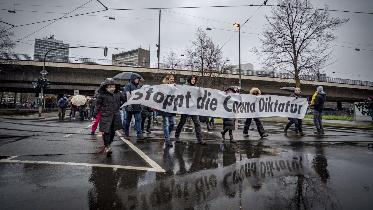 2020: "Corona-Diktatur" und "Rückführungs-Patenschaften". Das erste Wort verharmlose tatsächliche Diktaturen und der zweite Ausdruck sei eine zynische Beschönigung für Abschiebungen.