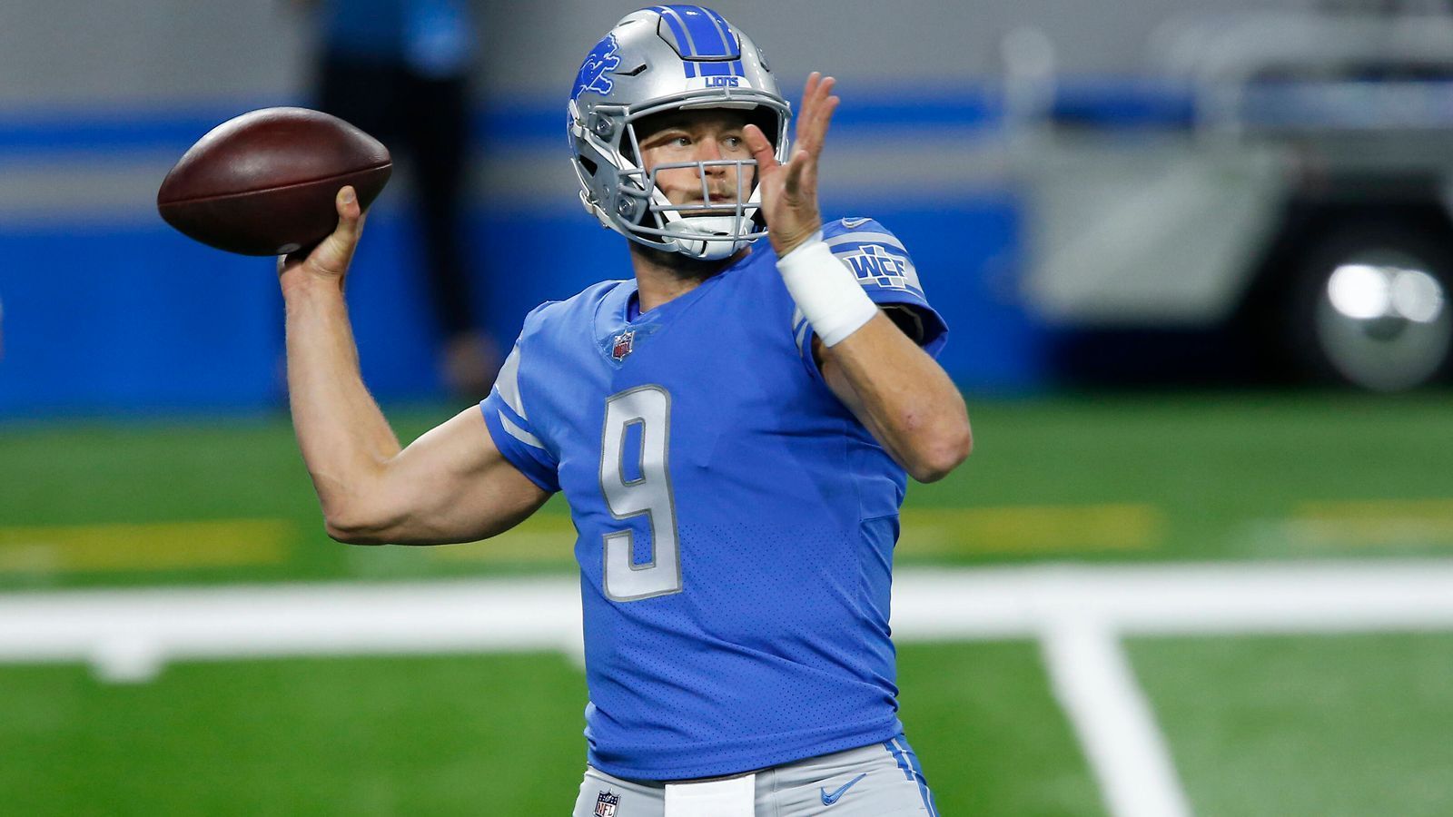 
                <strong>Matthew Stafford (Detroit Lions)</strong><br>
                Auch Matthew Stafford wird in den Medien als möglicher Kandidat der Patriots genannt. Sein Vertrag bei den Detroit Lions läuft noch zwei Jahre und hat ein Volumen von 43 Millionen Dollar. Der 32-Jährige bringt viel Erfahrung mit und macht wenig Fehler. Mit ihm wären die Patriots zweifelsohne gut aufgestellt.  
              