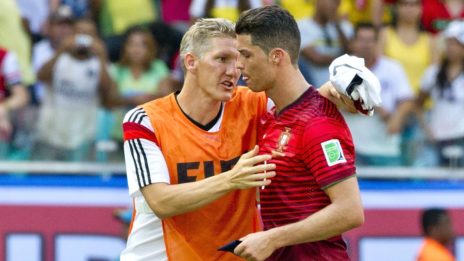 
                <strong>Schweinsteiger und Ronaldo</strong><br>
                ... stimmt bei Schweinsteiger in Brasilien nicht nur die Leistung, sondern auch das Fair Play. Der emotionale Leader ist häufig der erste, der die generischen Stars tröstet. Ob Ronaldo ...
              