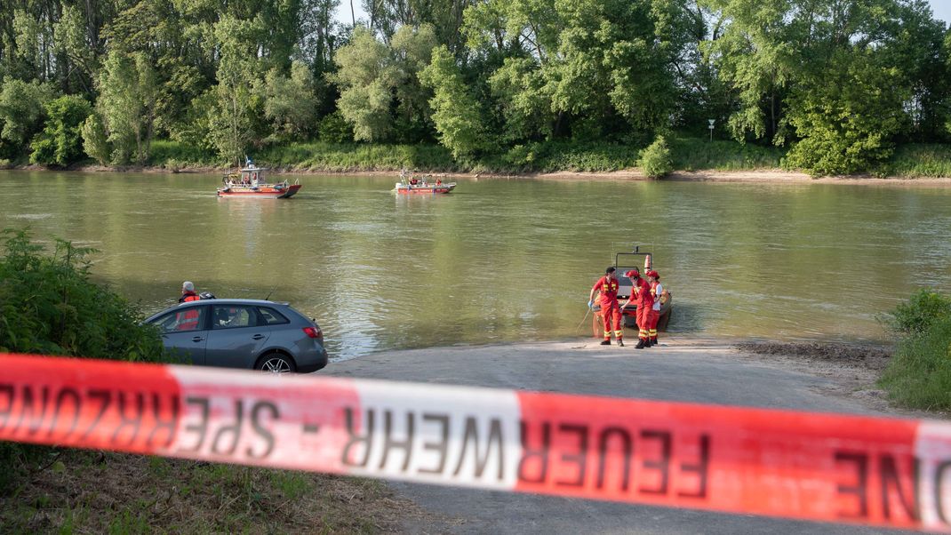 Ein sieben Jahre altes Kind und sein Vater sind am Montag in Bornheim beim Baden im Rhein untergegangen.