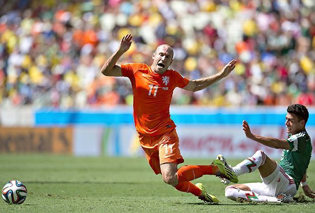 
                <strong>Niederlande vs. Mexiko: Wo ist der Ball?</strong><br>
                Immer wieder setzt sich Robben mit seinen Tempo-Dribblings durch und ist nur noch durch Fouls zu stoppen ...
              