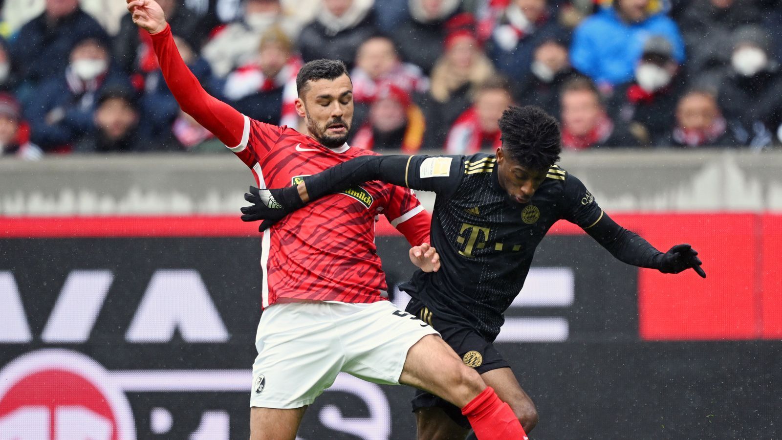 
                <strong>Kingsley Coman</strong><br>
                Ist auf der linken Seite sehr aktiv und sorgt für den einen oder anderen gefährlichen Moment, setzt seine starke Technik und Schnelligkeit aber zu selten ein. Auch im zweiten Durchgang ein Aktivposten im Bayern-Spiel, im Abschluss aber lange glücklos. Belohnt sich zehn Minuten vor dem Ende mit dem 3:1 dann aber doch noch für ein gutes Spiel. ran-Note: 2
              