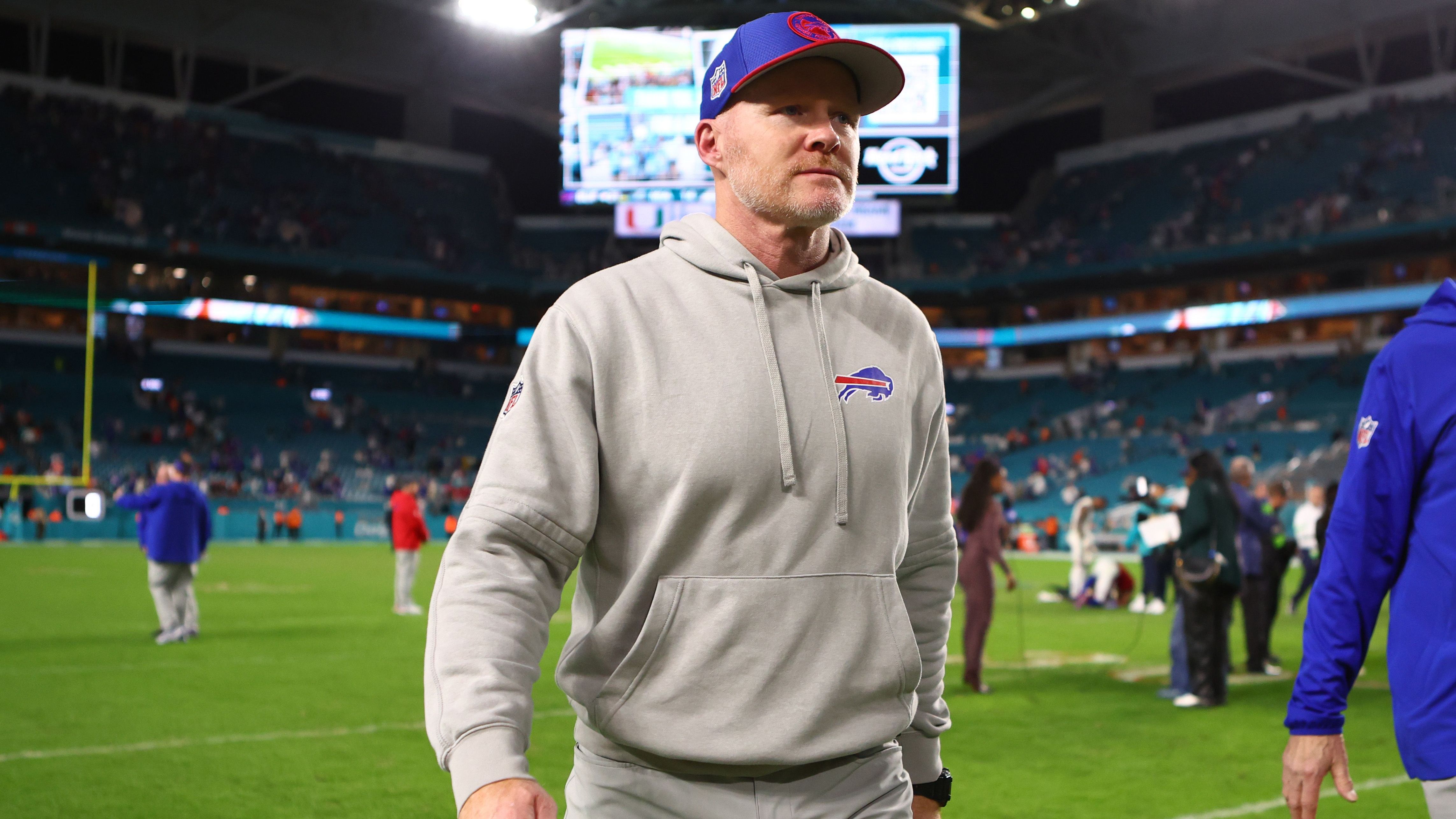 <strong>Platz 9: Buffalo Bills um Head Coach Sean McDermott</strong><br>Die Bills sind seit der Ankunft von Sean McDermott ein regelmäßiger Gast in den Playoffs, eine Super-Bowl-Teilnahme blieb bisher allerdings aus. Allerdings sorgen <a href="https://www.ran.de/sports/american-football/nfl/news/buffalo-bills-sean-mcdermott-head-coach-ansprache-nine-eleven-referenz-kritik-340812">Negativ-Schlagzeilen</a> abseits des Rasens, sowie einige enttäuschende Leistungen auf dem Rasen in wichtigen Playoff-Spielen dafür, dass der Bills-Staff "nur" auf Platz neun landet.&nbsp;&nbsp;