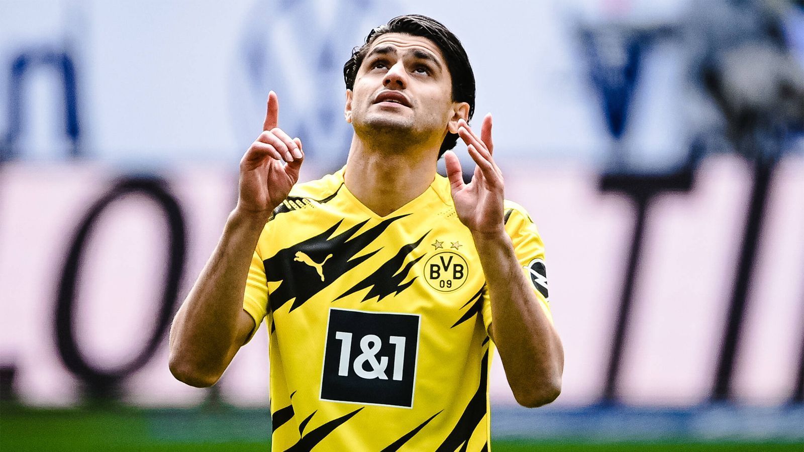 
                <strong>Mahmoud Dahoud</strong><br>
                Wechselt zwischen Genie und Wahnsinn. Leistet sich in der ersten Halbzeit zu viele Passfehler ohne Not, die sich nur aufgrund des Wolfsburger Unvermögens nicht rächen. Muss wegen der wackligen Innenverteidigung aber auch immer wieder hinten aushelfen. Vielleicht auch deshalb nach vorne ohne Impulse. In der zweiten Halbzeit dann aber mit zwei, drei herrlichen Spieleröffnungen, die seine Vorderleute nicht verwerten können. Sehenswert vor allem sein Geistesblitz in der 67. Minute, als er den Ball in der eigenen Hälfte abfängt und Haaland mit einem schnellen, vertikalen Pass auf die Reise schickt. Dieses Kontertor geht zur Hälfte auf Dahouds Konto. Auch defensiv plötzlich eine Bank. Dank der Leistungsexplosion - ran-Note: 2
              