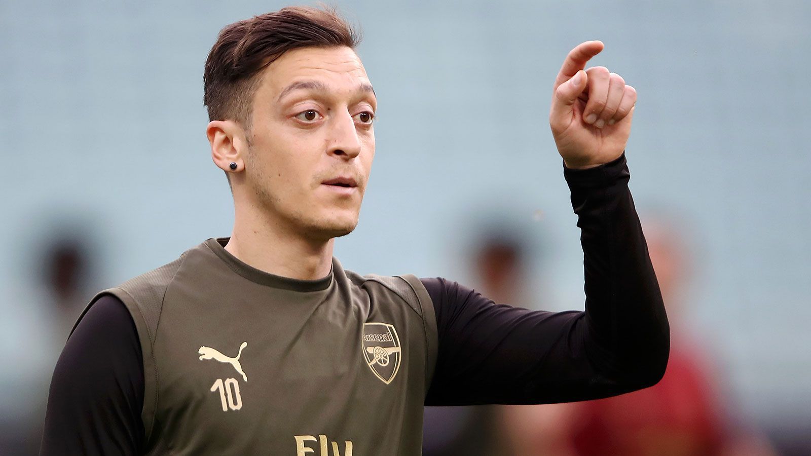 
                <strong>Mesut Özil</strong><br>
                Kaum ein Nationalspieler stand in den letzten Jahren so heftig in der Kritik wie Mesut Özil. In der Nationalmannschaft wie auch bei Arsenal wird ihm immer wieder vorgeworfen, seine außergewöhnlichen Fähigkeiten nicht regelmäßig genug zu zeigen. Sein gemeinsames Foto mit Ilkay Gündogan und dem türkischen Ministerpräsidenten Recep Erdogan sorgte vor der WM in Russland für einen der größten Aufreger in der Geschichte des DFB und führte verzögert zu Özils Rücktritt, den er mit einer heftigen Abrechnung in den sozialen Netzwerken bekannt gab. Privat mauserte sich Özil zu einem hervorragenden Fortnite-Spieler, er heiratete zudem das Model Amine Gülse, mit ihr hat er mittlerweile ein Kind.
              