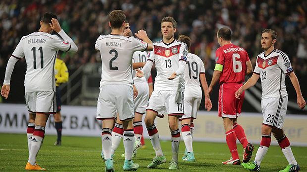 
                <strong>14. November 2014: Deutschland - Gibraltar 4:0</strong><br>
                14. November 2014: Deutschland - Gibraltar 4:0. Das Team von Trainer Jogi Löw stand unter Zugzwang. Da kam Gibraltar gerade recht. Trotz klarem Sieg konnte der Weltmeister nicht begeistern. 3:0 stand es durch Tore von Müller (2) und Götze. Ein Eigentor markierte den Endstand - doch das war gegen diesen schwachen Gegner eigentlich zu wenig.
              