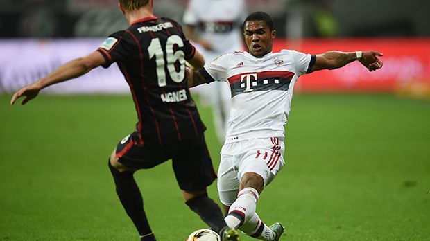 
                <strong>Douglas Costa</strong><br>
                Douglas Costa: Hat den derzeit spektakulärsten Antritt im Weltfußball. Kann den Vorteil nur zu Beginn nutzen, ist dann von zu vielen Beinen umzingelt. Nach der Pause über links besser als zuvor in der Mitte. Vergibt kurz nach der Halbzeit eine Riesen-Chance. ran-Note: 3-
              