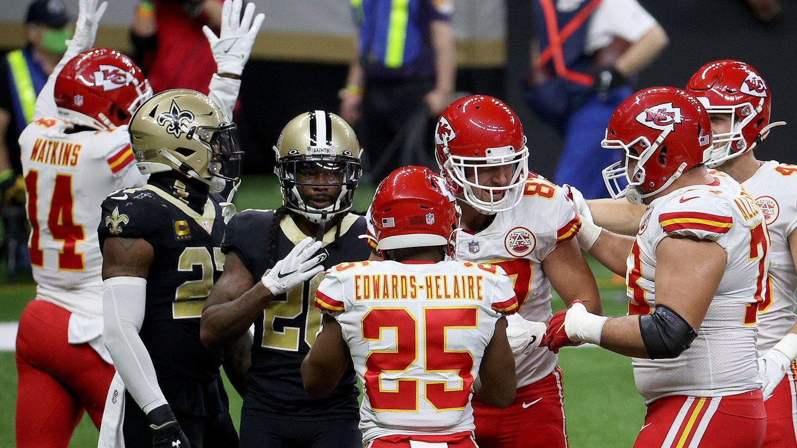 
                <strong>Konstant starke Teams und eine historische AFC</strong><br>
                Mit den the Kansas City Chief (14-2), Buffalo Bills (13-3), Green Bay Packers (13-3), Pittsburgh Steelers (12-4), New Orleans Saints (12-4) und den Seattle Seahawks (12-4) gewannen in dieser Saison sechs Teams mindestens zwölf Spiele. Nie schafften es mehr Teams mit einer solchen Bilanz in die Postseason - 2003, 2011 und 2019 waren es ebenfalls sechs. Außerdem herrschte in der AFC eine beeindruckende Leistungsdichte. Alle sieben Teams in den Playoffs feierten mindestens elf Siege, das gab es 1970 das erste Mal - also vor über 50 Jahren. In der NFC schaffte es in dieser Saison ja sogar ein Team mit einer negativen Bilanz von 7-9 in die Playoffs.
              