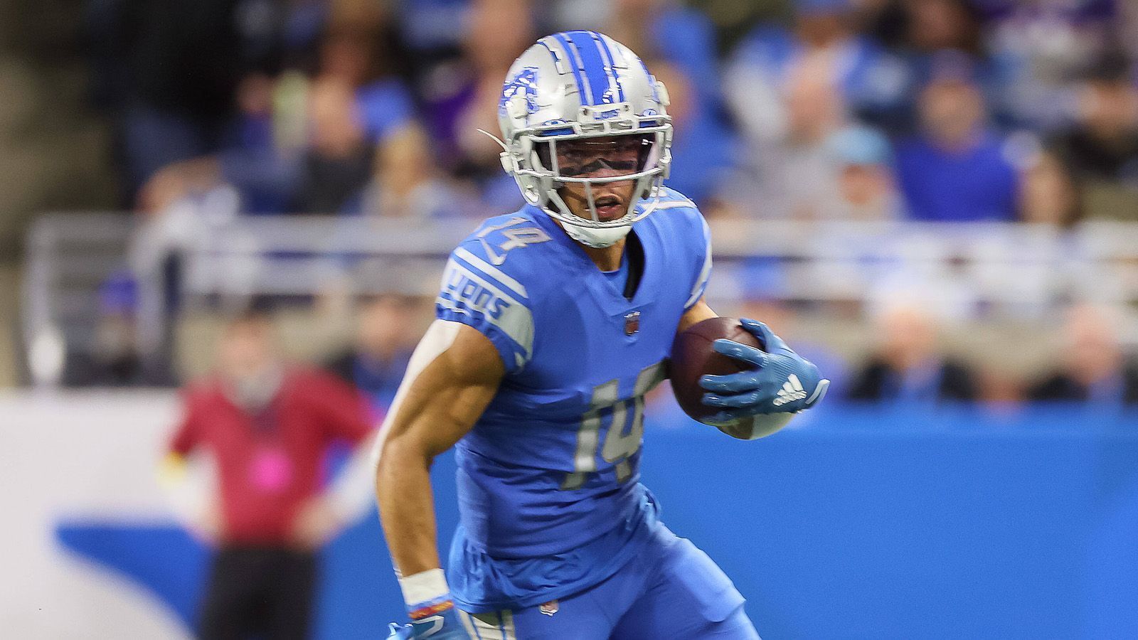 
                <strong>Gewinner: Detroit Lions</strong><br>
                Neben den Philadelphia Eagles sind die Detroit Lions das wohl heißeste Team der NFL. Fünf Siege in Folge, zuletzt ein 34:23-Erfolg gegen Division-Primus Minnesota Vikings. Wäre es nicht für den miserablen Saisonstart, würden die Lions sogar noch bessere Chancen auf die Playoffs haben. Aber auch so ist das Team um Amon-Ra St. Brown mit einer Bilanz von 6-7 auf einmal wieder im Rennen um einen der begehrten sieben Plätze. Das liegt einerseits am deutsch-amerikanischen Wide Receiver, aber auch an Quarterback Jared Goff, der plötzlich spielt wie ein ehemaliger Nummer-1-Pick. In den fünf Siegen erzielte die Offense jeweils mindestens 25 Punkte und rangiert ligaweit damit auf dem fünften Platz. Es muss noch einiges zusammenkommen für die Lions, aber die ersten Playoffs seit 2016 sind möglich.
              