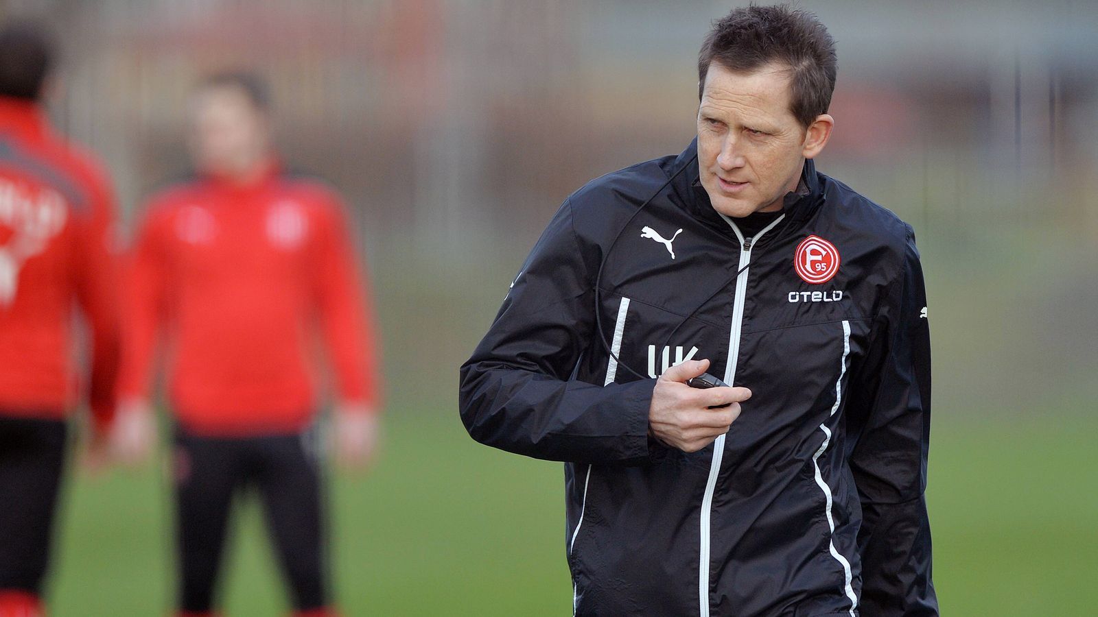 
                <strong>Fortuna Düsseldorf: Chefscout Uwe Klein</strong><br>
                Unter acht Fortuna-Trainern gehörte Uwe Klein zwischen 2002 und 2014 zum Betreuerteam der Düsseldorfer, mittlerweile ist der 50-Jährige nach einem Intermezzo als Sportdirektor bei Hansa Rostock zurück. Als Leiter der Scouting-Abteilung bzw. Kaderplaner hat Klein durchaus einen Anteil daran, dass sich die Fortuna dank einiger Neuzugänge im Januar 2020 durchaus noch Hoffnungen auf den Klassenerhalt in der Bundesliga machen darf. Doch egal, ob Düsseldorf in der Bundesliga bleibt oder nicht, für Klein steht im Sommer definitiv ein beruflicher Aufstieg an. Er wird nämlich nach dem feststehenden Abgang von Sportvorstand Lutz Pfannenstiel dessen Nachfolger.
              