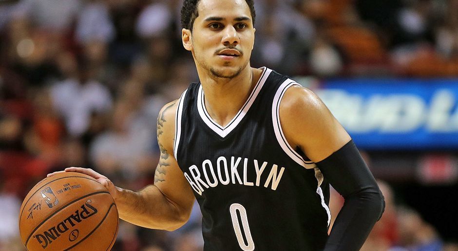 
                <strong>Shane Larkin (Laboral Kutxa)</strong><br>
                Shane Larkin wurde 2013 in der ersten Runde eigentlich von den Atlanta Hawks gedraftet, die tradeten den Point Guard aber umgehend zum Nowitzki-Team Dallas Mavericks. Ein Jahr später gaben die Mavs Larkin an die New York Knicks ab. Seine letzte NBA-Station waren die Brooklyn Nets in der Saison 2015/2016. Trotz ordentlichen Leistungen (78 Spiele, 4,4 Vorlagen pro Spiel, 7,3 Punkte pro Spiel) verlängerten die Nets Larkins Vertrag nicht.
              