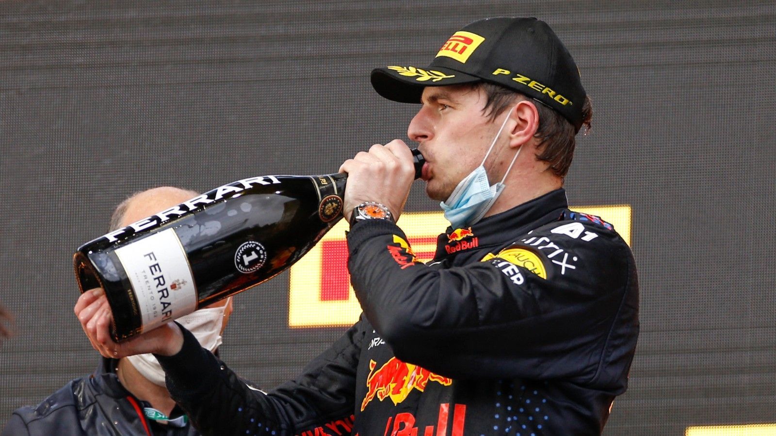 
                <strong>Gewinner: Max Verstappen</strong><br>
                Im ersten Saisonrennen in Bahrain hatte Verstappen eigentlich das schnellere Auto, dennoch gewann Lewis Hamilton. In Imola konnte der Niederländer dies verhindern. Gleich am Start fuhr er von Rang drei auf Rang eins, überholte den Briten in einem starken Manöver. Der Red-Bull-Pilot fuhr souverän, behauptete auch nach dem Re-Start seine Führung und sicherte sich im zweiten Saisonrennen den ersten Sieg. Eine Kampfansage an die Silberpfeile.
              