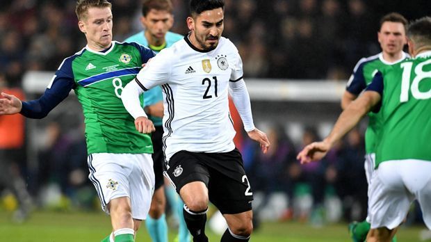 
                <strong>Ilkay Gündogan</strong><br>
                Ilkay Gündogan: Mit dem ManCity-Star hatten viele schon von Beginn an gerechnet, doch er musste bis zur Pause warten, ehe er für Mesut Özil aufs Feld durfte und auch dessen Position einnahm. Er brauchte ein wenig, um ins Spiel zu kommen. Hatte ein paar nette Ideen, wirklich Zwingendes war aber nicht dabei. ran-Note: 3,5
              