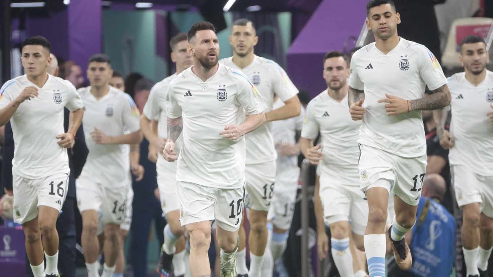 
                <strong>Messi führt die Argentinier an</strong><br>
                Wieder einmal ein WM-Halbfinale für Lionel Messi. Wie es sich für einen Superstar und Kapitän gehört, führt "la Pulga" seine Argentinier vor der Partie gegen Kroatien auf den Rasen des Lusail Iconic Stadium. In dieser Galerie soll sich aber nicht alles um den siebenmaligen Ballon-d'Or-Gewinner drehen.
              