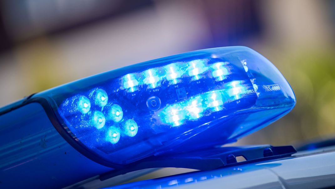 Ein Zehnjähriger wurde in Niedersachsen von einem Unbekannten von einer Brücke geworfen.