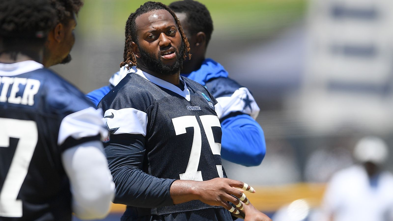 
                <strong>Defensive Tackle: Osa Odighizuwa</strong><br>
                In der Mitte ist mit Osa Odighizuwa neuerdings ein Rookie zu Hause. Der Mann von UCLA überzeugte im College vor allem gegen den Lauf und wurde durch jene guten Leistungen an 75. Stelle im diesjährigen Draft von den Cowboys ausgewählt. Im Training Camp überzeugte er Head Coach Mike McCarthy ebenfalls, so dass er gegen die Buccaneers starten dürfte.
              