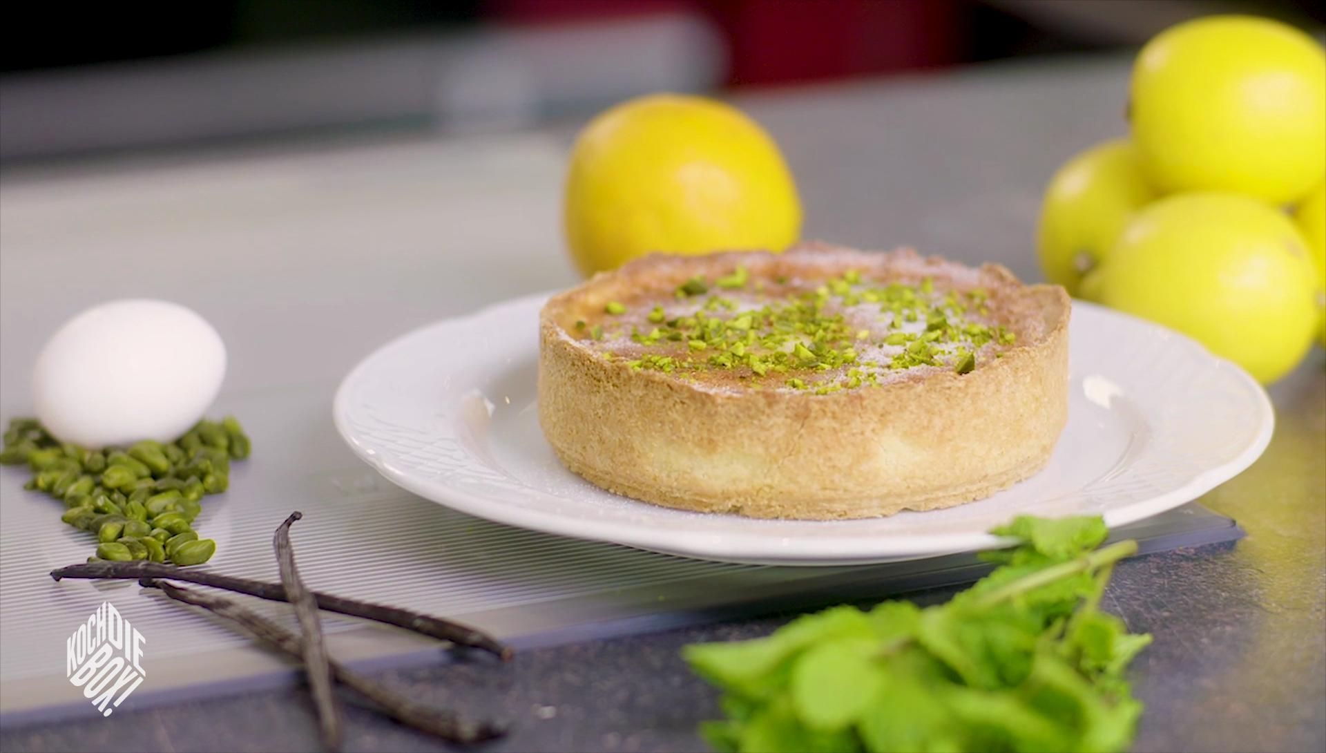 Käsekuchen mit Pfirsich und gehackten Pistazien