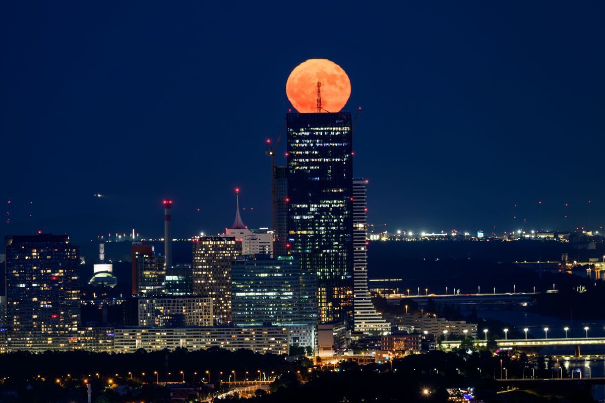 Blick aus einer anderen Perspektive: der Erdbeermond über der Wiener Innenstadt.