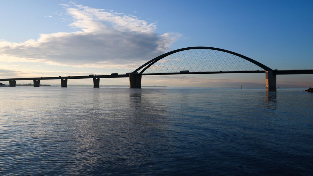 Russland droht unter anderem mit der Zerstörung der 963 Meter langen Fehmarnsundbrücke über der Ostsee in Schleswig-Holstein.