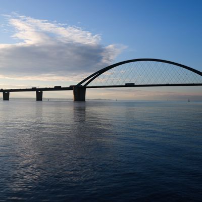 Russland droht unter anderem mit der Zerstörung der 963 Meter langen Fehmarnsundbrücke über der Ostsee in Schleswig-Holstein.