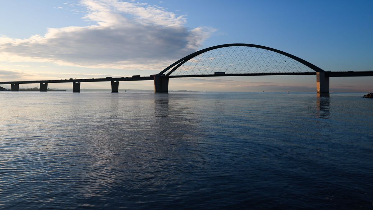 Russland droht unter anderem mit der Zerstörung der 963 Meter langen Fehmarnsundbrücke über der Ostsee in Schleswig-Holstein.