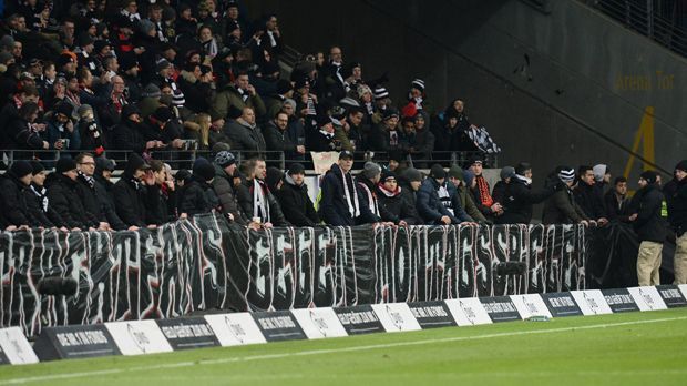 
                <strong>"Fehlt nur noch Helene": So protestieren die Eintracht-Fans gegen Montagsspiele</strong><br>
                
              