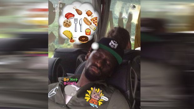 
                <strong>Snapchat-Geschichte des Lukas Podolski</strong><br>
                Wagt Rüdiger es im Bus einzuschlafen, wird Poldi erst so richtig kreativ. Dem Nationalspieler nach, träumt Rüdiger wohl vom - richtig - Essen. 
              