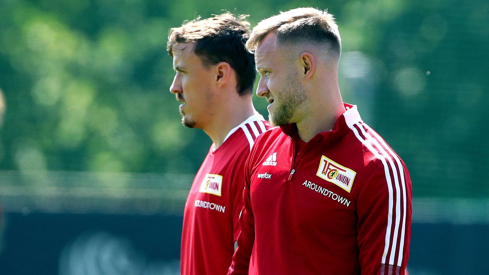 
                <strong>Angriff</strong><br>
                Bleibt noch der Mittelstürmer. Ohne U21-Held Lukas Nmecha ist es sehr wahrscheinlich, dass Kuntz hier auf Cedric Teuchert setzt und ein Eisernen-Duo mit Kruse bildet. Der nachnominierte Ache stünde dann als wuchtiger Backup bereit.
              