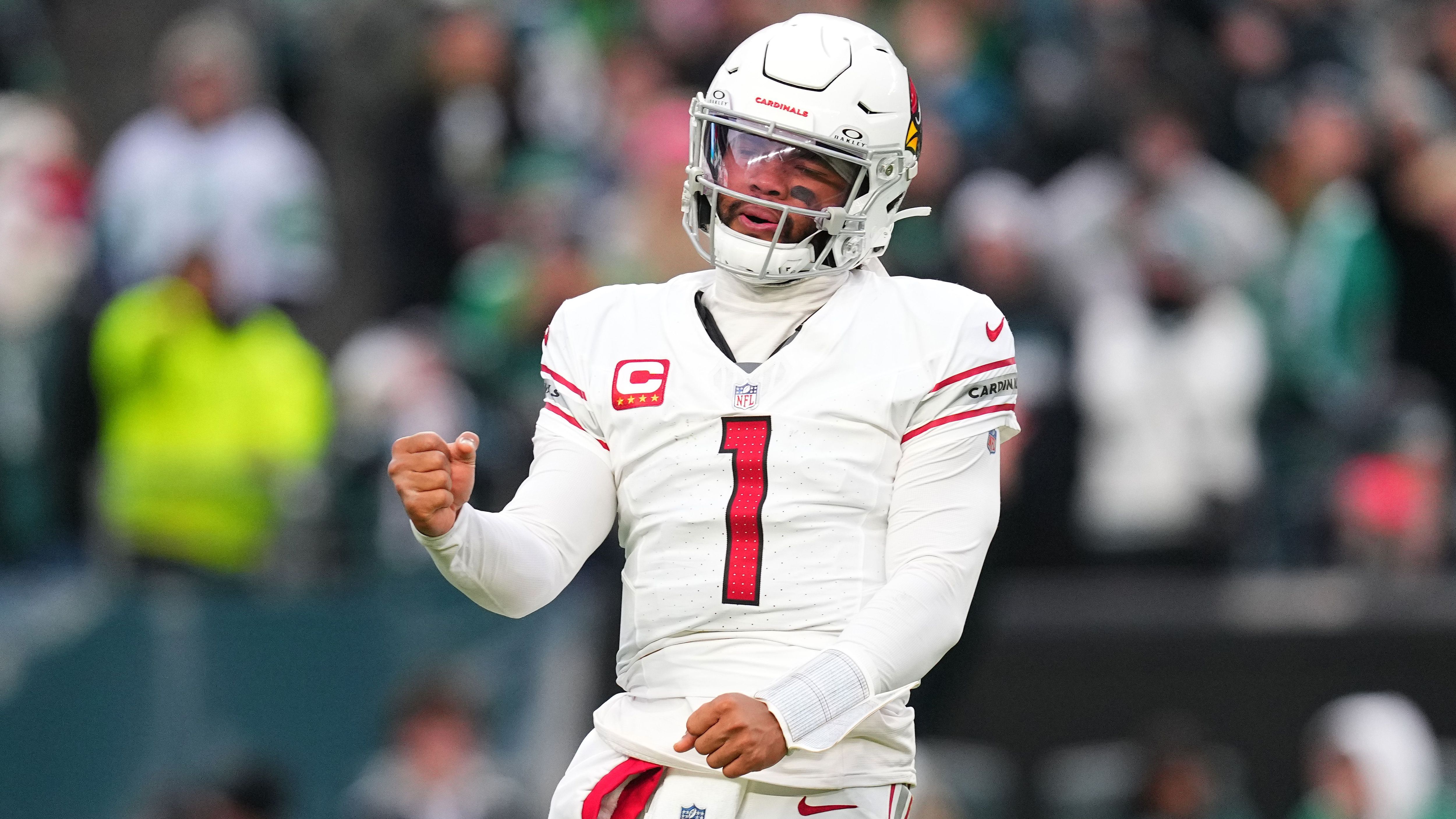 <strong>Kyler Murray (Arizona Cardinals)</strong><br>...ganz im Gegenteil. Sein bisheriger Nummer-eins-Receiver Marquise Brown fängt zukünftig Pässe von Patrick Mahomes in Kansas City. Murray muss zeigen, dass er verletzungsfrei bleiben und die Cardinals weiter tragen kann. Gute Anspielstationen aus dem Draft, sollten helfen. Die "Cards" sind Favorit auf Receiver-Talent Marvin Harrison Jr..