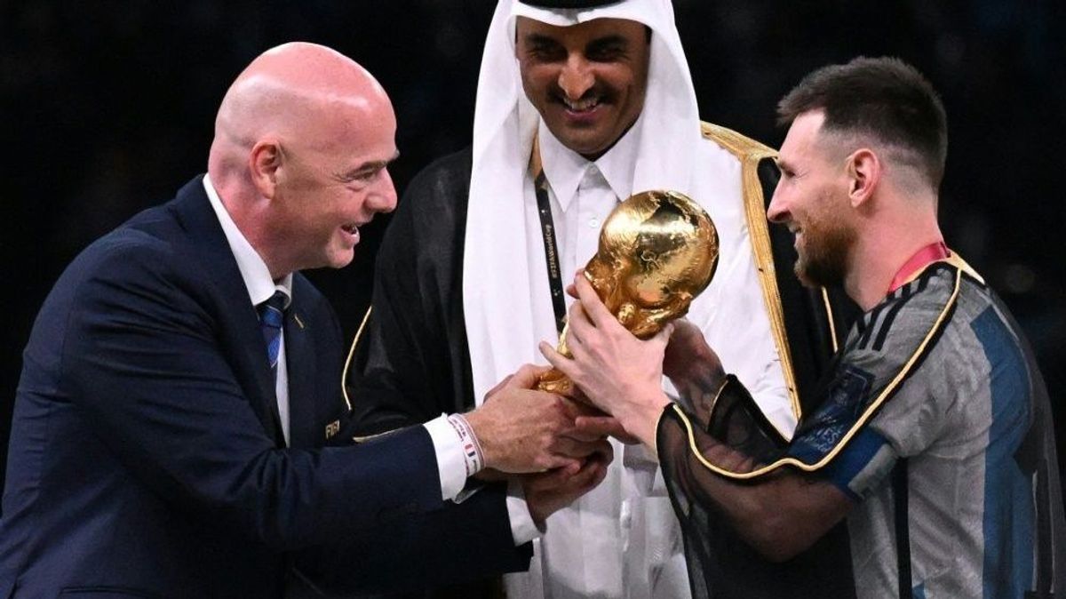 Messi (r.) trug ein traditionelles arabisches Gewand