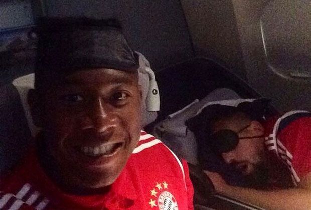 
                <strong>Bayern Münchens US-Tour</strong><br>
                David Alaba erlaubt sich einen Spaß mit seinem Kumpel Franck Ribery. Er stellt ein Selfie von sich und einem schlafenden Ribery auf facebook und schreibt: "Sind gerade in New York angekommen! Der Flug war super, aber Franck hat davon nicht viel mitbekommen".
              