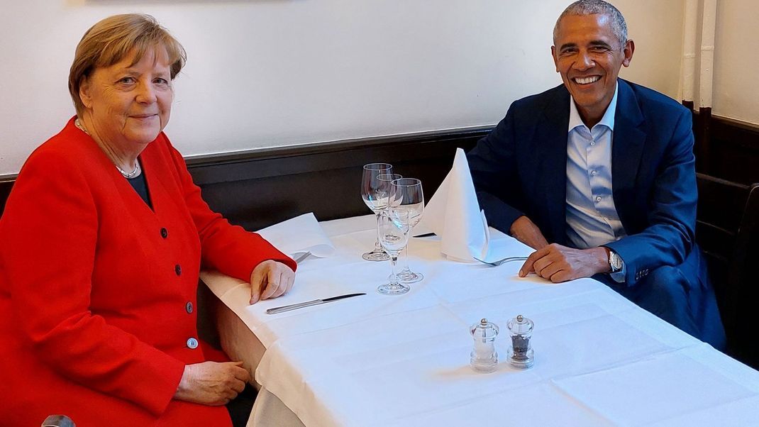 Der Ex-Präsident nimmt sich für seine politische Weggefährtin extra viel Zeit - bei einem Dinner in Berlin.