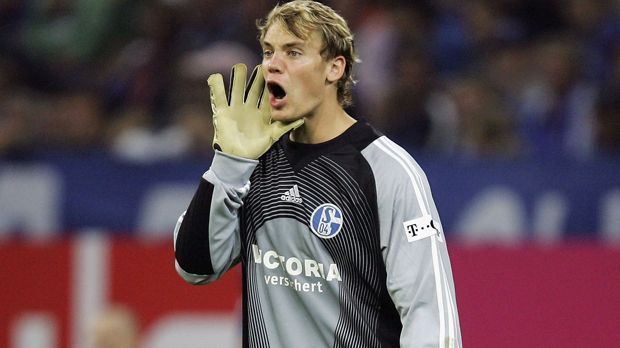 
                <strong>Manuel Neuer - 20 Jahre.</strong><br>
                Manuel Neuer - 20 Jahre. Im Vergleich zu den anderen Top-Torhütern debütiert Neuer erst relativ "spät". Mirko Slomka lässt den 20-Jährigen 2006 für den FC Schalke 04 auflaufen. Gegen Alemannia Aachen kann Neuer durch einen 1:0-Sieg sein erstes Profi-Spiel feiern.
              