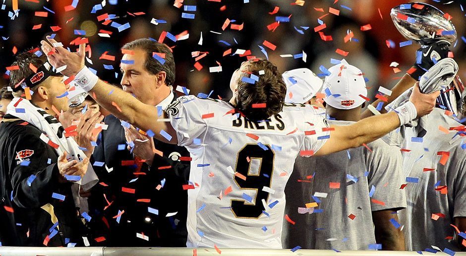 
                <strong>New Orleans Saints 2009: Triumph im Super Bowl</strong><br>
                Die New Orleans Saints von 2009 dar schafften nicht nur den Sprung vom letzten auf den ersten Division-Platz, sondern gleich zum Titel. Im Vergleich zur Vorsaison verbesserten sich die Saints in der Regular Season zwar nur um fünf Siege, aber was ist das schon, wenn man den Super Bowl gewinnt. 2008 wiesen sie eine ausgeglichene 8-8 Bilanz auf, ein Jahr später gelangen ihnen 13 Siege bei nur drei Niederlagen. Das besondere an den Saints. Sie waren das erste "Worst to First"-Team, das am Ende der Saison den Super Bowl gewinnen konnte. Im Endspiel schlugen sie die Indianapolis Colts mit 31:17.
              