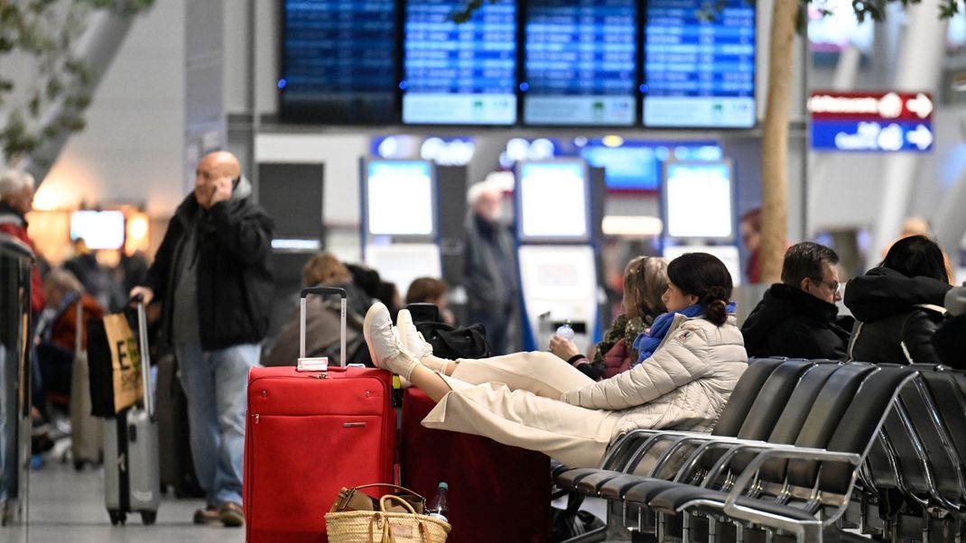 Passagiere am Düsseldorfer Flughafen brauchen Geduld: Wegen eines Warnstreiks kommt es zu Verspätungen und Flugausfällen. 