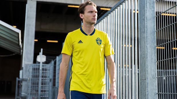 
                <strong>Schweden</strong><br>
                Der HSV-Profi Albin Ekdal präsentierte Schwedens neues Trikot, das sehr traditionell gehalten ist. Auf gelbem Untergrund ist - ohne weiteren Schnörkel - das Verbands-Logo und das Logo des Ausrüsters zu sehen. Seitlich gibt es noch schwarze Streifen, das Markenzeichen von Ausrüster "Adidas".
              