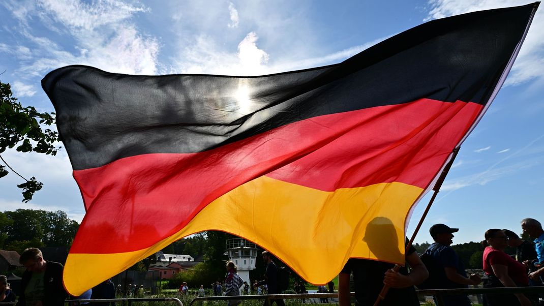 Die AfD in Sachsen fordert Deutschlandflaggen vor Schulen.