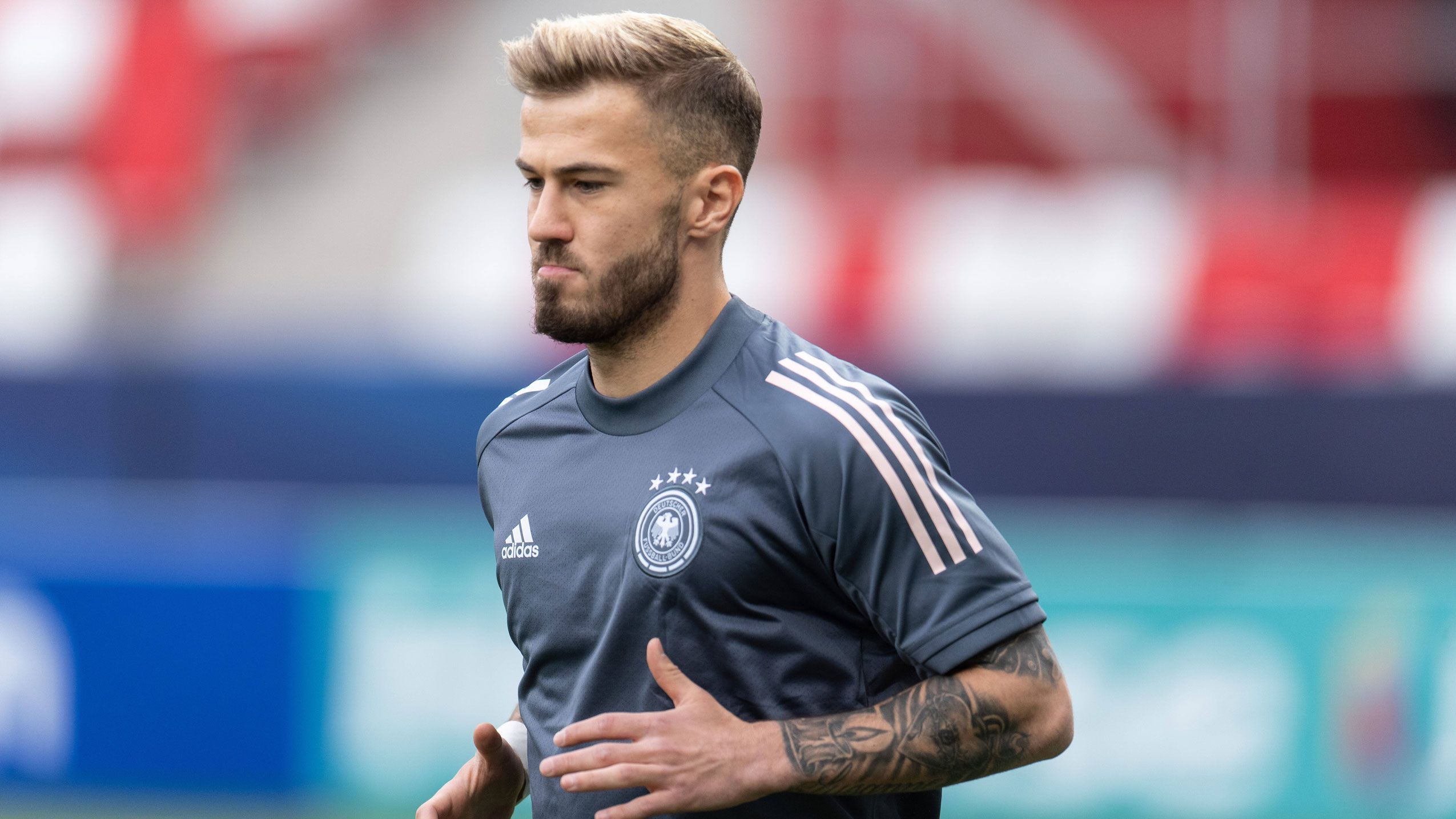 
                <strong>Niklas Dorsch (KAA Gent) </strong><br>
                Nach seinen grandiosen Leistungen bei der U21-EM, ist gefühlt halb Europa auf Niklas Dorsch aufmerksam geworden. Doch der frisch gebackene Europameister ließ kürzlich verlauten, dass die Bundesliga sein Hauptziel sei. Bei der Hertha hat man den 23-Jährigen bereits auf dem Zettel. Fredi Bobics Transferstrategie, vermehrt junge, deutsche Spieler in die Hauptstadt zu lotsen, spielt dem ganzen Sachverhalt noch in die Karten. Und auch Dorschs Spielweise auf der Sechserposition, würde gut in das Konzept der Herthaner passen.
              