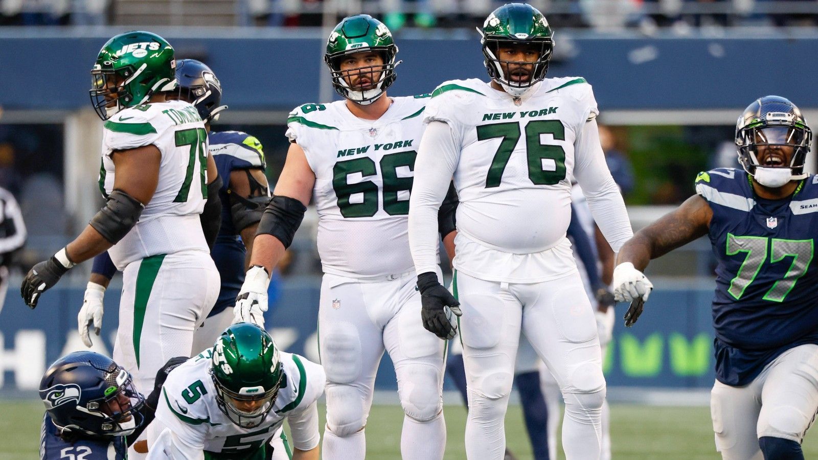 
                <strong>New York Jets (AFC East)</strong><br>
                Die längste aktive Postseason-Abstinenz der NFL ist noch ein bisschen länger geworden. Seit zwölf Jahren versuchen sich die New York Jets vergeblich an einem Einzug in die Playoffs - und dabei bleibt es auch. Zwar sah es während der laufenden Spielzeit zwischenzeitlich durchaus gut aus, fünf Pleiten am Stück machten aber alle Hoffnungen zunichte. Nach der 6:23-Niederlage gegen die Seattle Seahawks geht auch rechnerisch nichts mehr.
              