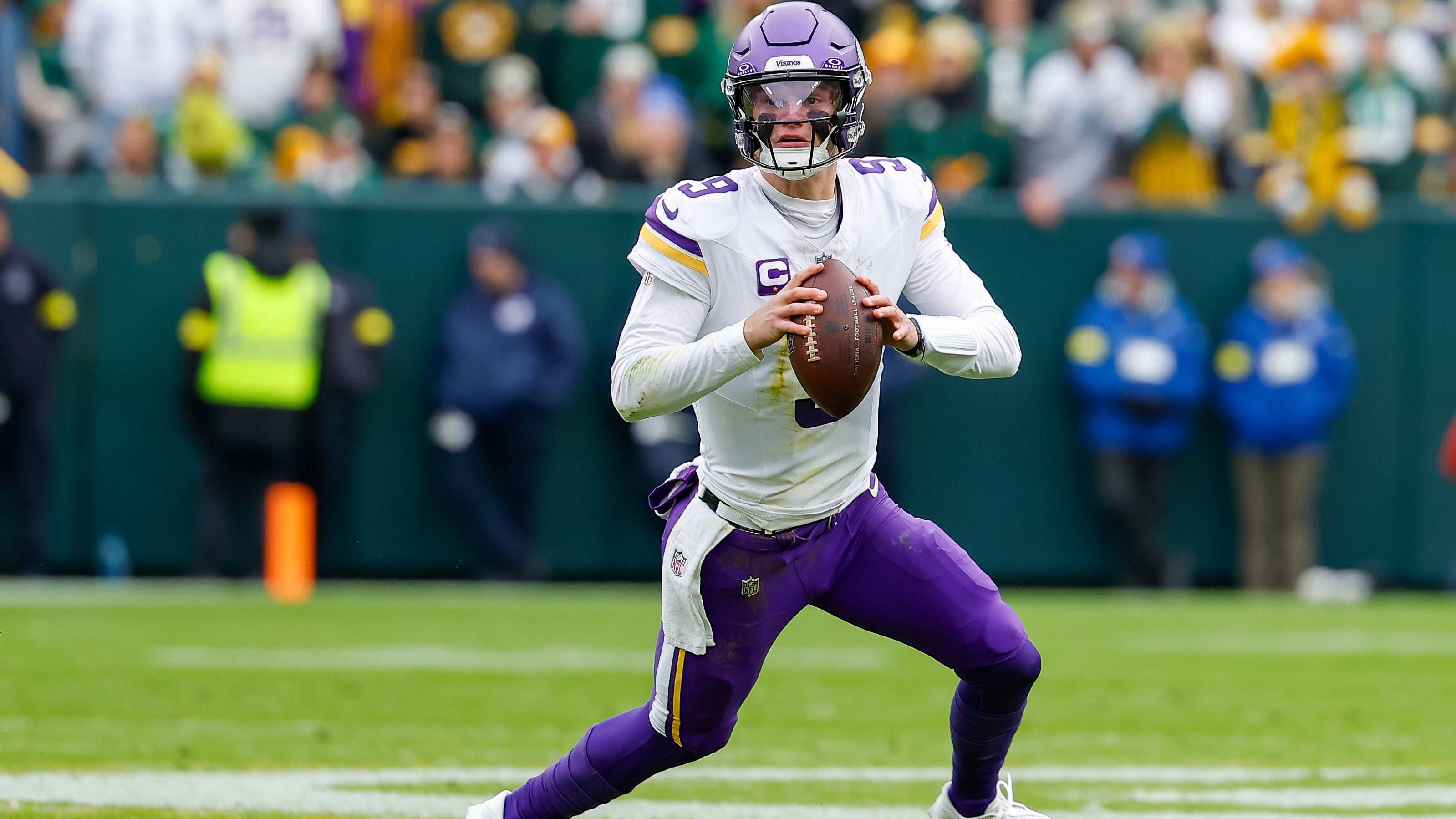 <em><strong>J.J. McCarthy (Minnesota Vikings)</strong><br>Schlechte Nachrichten für die Minnesota Vikings. Quarterback J.J. McCarthy befindet sich im Concussion Protocol und ist für die Partie in Woche 13 gegen die Seattle Seahawks fraglich. McCarthy erlitt seine Gehirnerschütterung am vergangenen Wochenende im Spiel gegen die Green Bay Packers. Ist er gegen Seattle nicht einsatzfähig, kommt wohl Rookie Max Brosmer zu seinem ersten NFL-Spiel.</em>