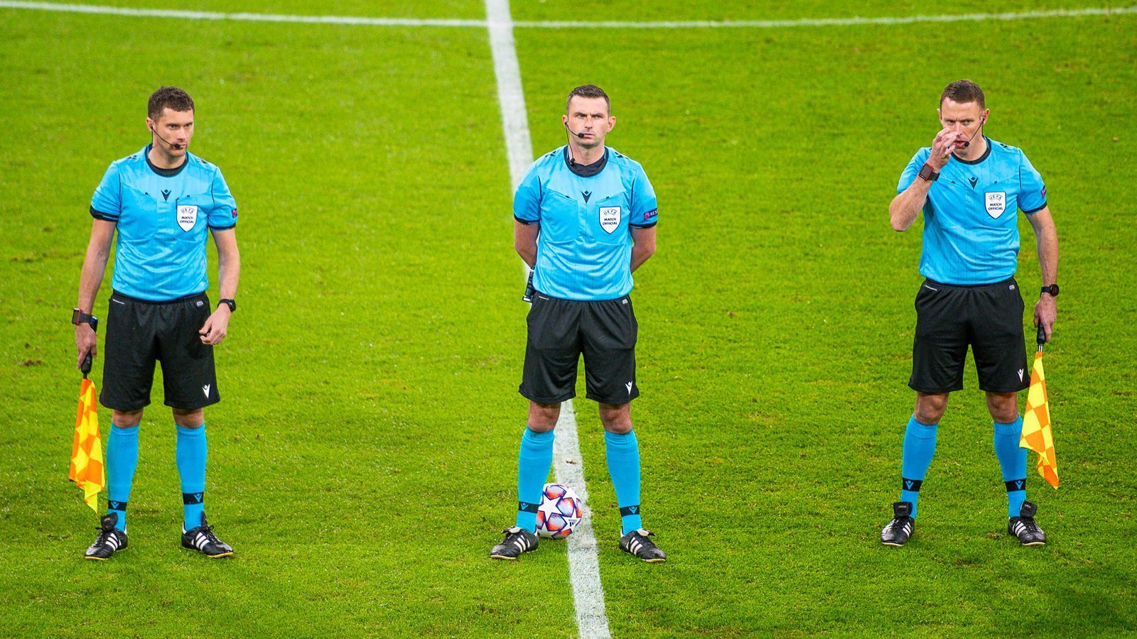 
                <strong>Michael Oliver bringt Thomas Müller auf die Palme</strong><br>
                Den ersten denkwürdigen Moment des ersten Spieltags provozierte der Herr in der Mitte des Bildes: Referee Michael Oliver aus England. Der zeigte Thomas Müller im Spiel gegen Atletico eine Gelbe Karte für nichts (so jedenfalls Müllers Meinung) – was dem Bayern-Angreifer eine herrliche Schimpftirade entlockte. "Yellow Card for this? Das kann doch nicht wahr sein hier!", rief Müller in Richtung Schiedsrichter - und die Außenmikrofone übertrugen die Tirade in die heimischen Wohnzimmer.
              