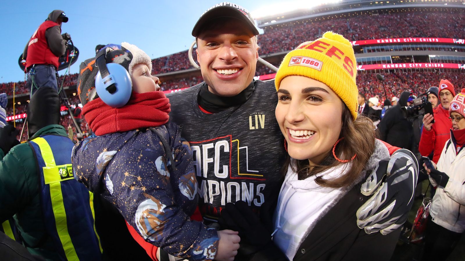 
                <strong>AFC Championship Game</strong><br>
                Harrison Butker (Mi.) bejubelte den Einzug in den Super Bowl gleich am Spielfeld mit der ganzen Familie.
              
